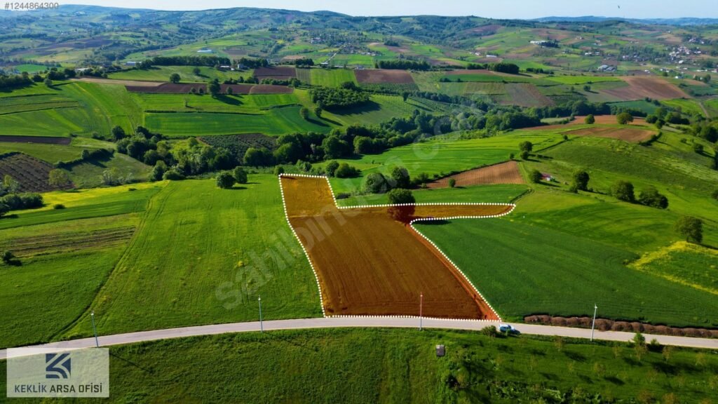 KARADAVUTLU’DA ANA ASFALTA CEPHE K.M.O GİŞELERE YAKIN 11.745 m2