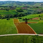 KARADAVUTLU’DA ANA ASFALTA CEPHE K.M.O GİŞELERE YAKIN 11.745 m2 - Fotoğraf 1