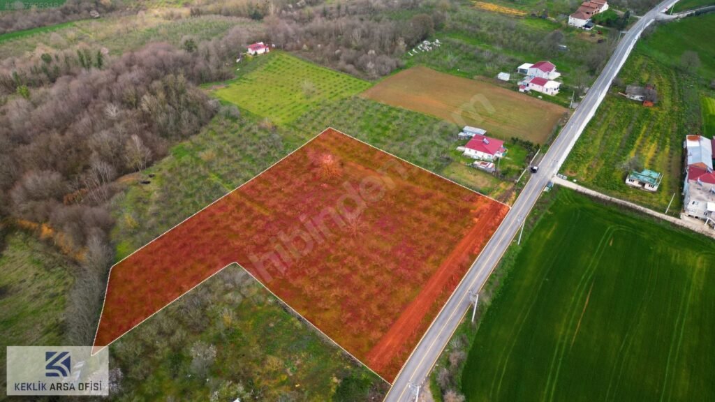 BEŞEVLER’DE ASFALTA 80 mt. CEPHELİ KÖYÜN BAŞINDA 6.167 M2