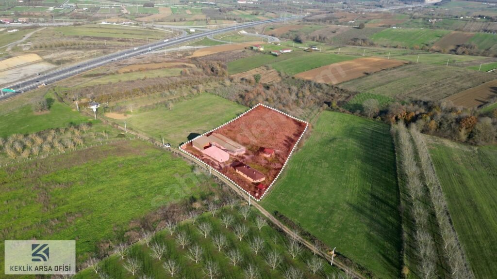 İZMİT AKMEŞE’DE OTOBANIN DİBİNDE AKTİF KÜÇÜKBAŞ HAYVAN ÇİFTLİĞİ