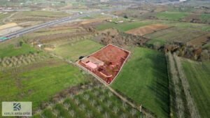 İZMİT AKMEŞE’DE OTOBANIN DİBİNDE AKTİF KÜÇÜKBAŞ HAYVAN ÇİFTLİĞİ