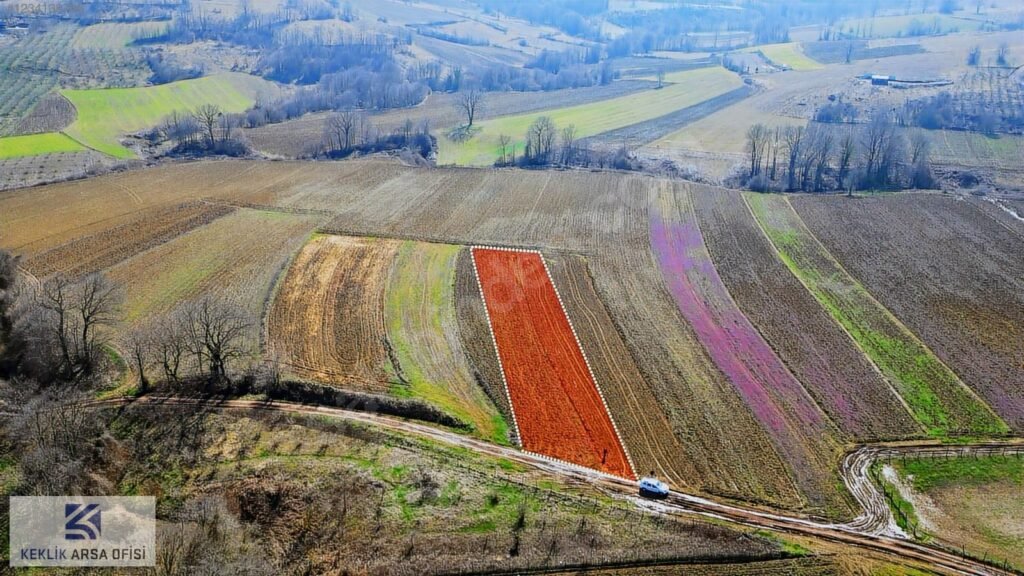 İZMİT AKMEŞE BAĞLICA’DA RESMİ YOLA CEPHE GİŞELERE 3 km 1.479 m2