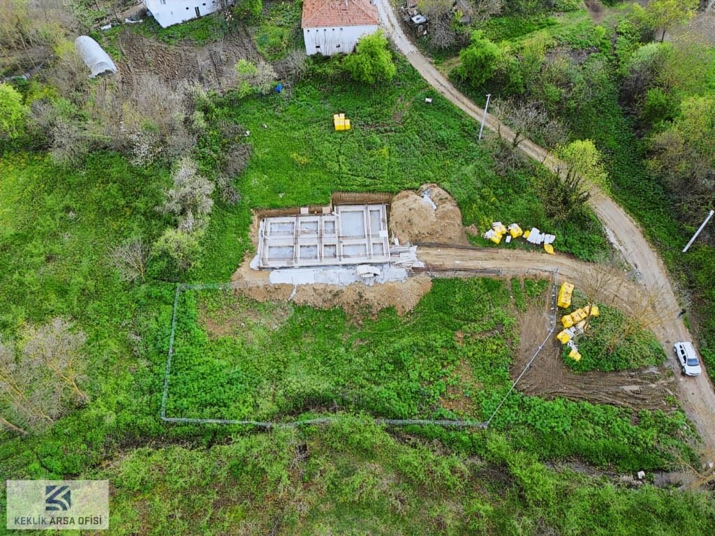 KANDIRA ARAMAN’DA K.M OTOYOL GİŞELERE 7KM %40 İMARLI 891 M2 ARSA